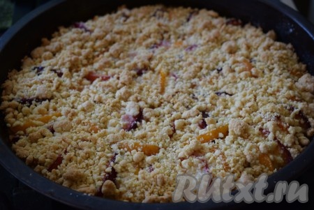 В процессе выпечки пирога по кухне будут витать вкуснейшие ароматы ванилина, свежей выпечки и абрикосов со сливами!
