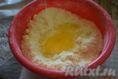 К тесту добавим яйцо и ещё раз перетрём тесто в крошку.
