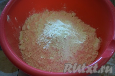 Для начала приготовим тесто, для этого в глубокой миске смешаем муку, соль, сахар и ванилин.
