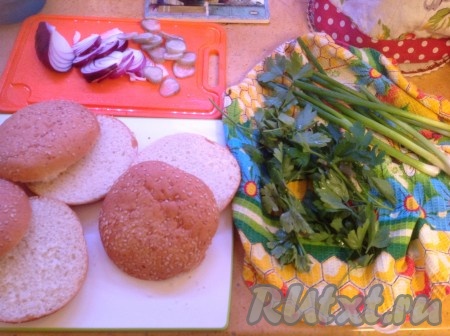 Нарезать сладкий лук. Зелень петрушки нарезать крупно (можно использовать крупно нарезанный зелёный салат). Солёные огурчики нарезать на кружочки.
