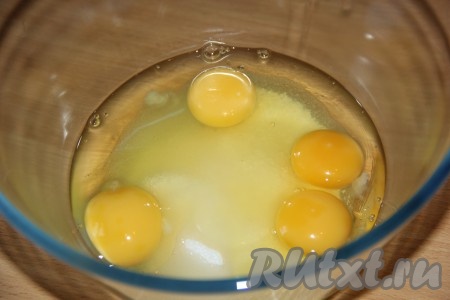 Для приготовления теста соединить сахар и яйца. 