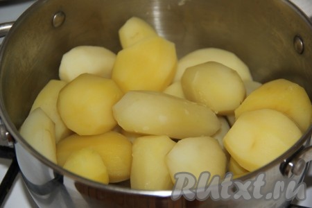 Когда картофель будет полностью готов, снять его с огня, воду из кастрюли полностью слить.
