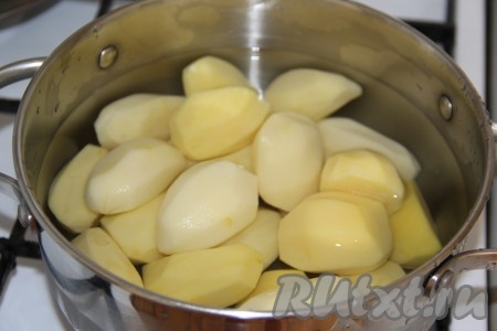 Картофель очистить, полностью залить холодной водой и поставить на огонь. Когда вода в кастрюле закипит, уменьшить огонь, картошку посолить по вкусу и варить до готовности (минут 20-25, готовый картофель будет легко прокалываться вилкой).
