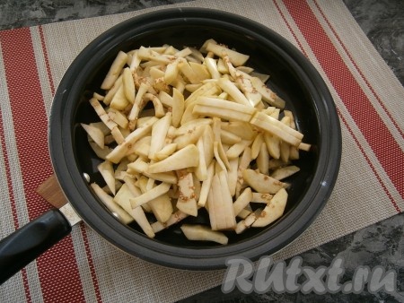 Разогреть в сковороде растительное масло, выложить нарезанный баклажан.
