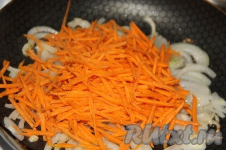 На среднем огне обжарить лук в течение 3 минут, иногда помешивая, затем выложить морковь, натёртую на крупной тёрке.
