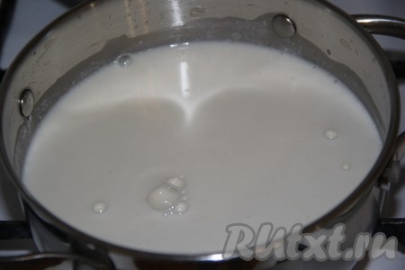 Как только вода выкипит (минут через 5), влить в кастрюлю молоко, добавить соль, снова довести до кипения и уменьшить огонь.
