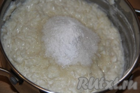 В готовую рисовую кашу добавить сахар и ванилин.
