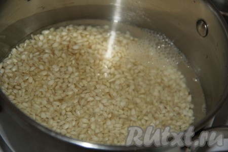 Рис хорошо промыть, залить холодной водой, поставить на огонь, довести до кипения, затем уменьшить огонь.

