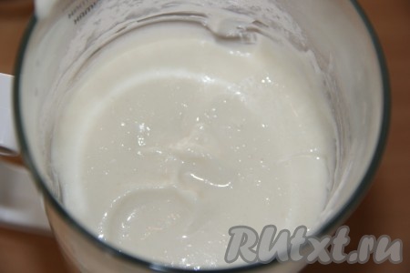 Соединить рис и сливки в чаше блендера, пробить погружным блендером до однородного состояния.

