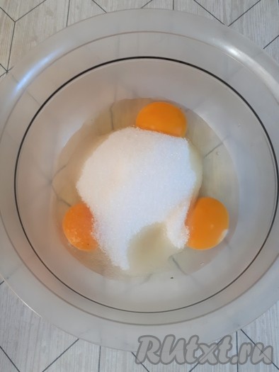 Яйца с сахаром взбить миксером до образования пышной светлой массы.