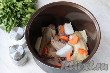 Добавить очищенные лук с морковкой, а также соль и горошинки чёрного перца.
