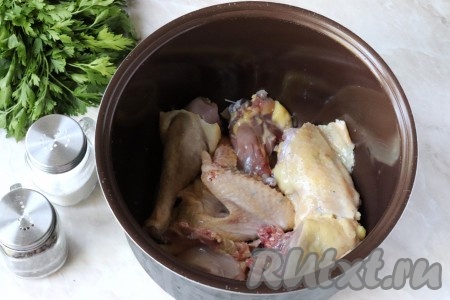 Курицу тщательно помыть под проточной водой и разделить на части. Выложить подготовленное мясо в чашу мультиварки.
