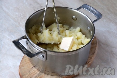 К размятому картофелю добавить сливочное масло и горячее кипячёное молоко. 
