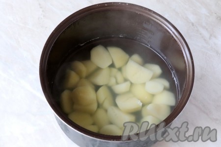 Закрыть крышку мультиварки и выбрать режим "Тушение". Готовить картофельное пюре, приблизительно, 30 минут (продолжительность приготовления зависит от сорта картошки). 
