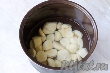 Картошку в чаше мультиварки залить чистой холодной водой. Вода должна быть на 1,5-2 см выше уровня картофеля, как на фото. 
