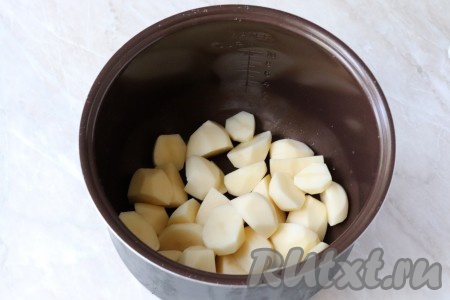 Очищенный картофель (крупные клубни лучше разрезать на части) выложить в чашу мультиварки. 
