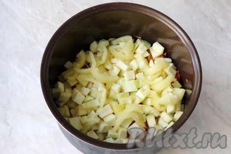 Подготовленные баклажаны, морковь, болгарский перец, лук и кабачки выложить в чашу мультиварки. 
