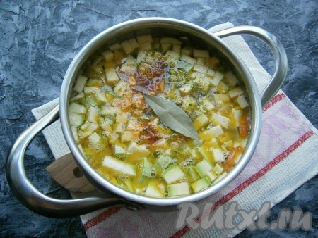 Когда картофель будет почти готов, отправить в кастрюлю кабачки, лавровый лист, специи, обжаренные овощи и, если понадобится, соль. После закипания варить суп на слабом огне минут 5-7.
