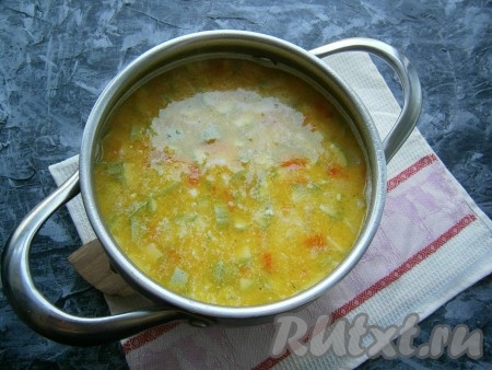 Далее в суп с кабачками добавить измельченный чеснок и кубики плавленного сыра, варить до тех пор, помешивая, пока сыр не расплавится (минут 5-7).
