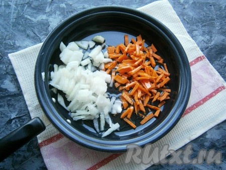 Нарезать лук произвольно, морковь - соломкой (или брусочками), выложить овощи в сковороду, влить растительное масло.
