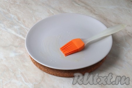 Плоскую тарелку (пригодную для использования в микроволновой печи) смазать тонким слоем растительного масла (для смазывания тарелки удобно использовать силиконовую кисточку). 
