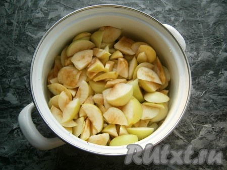 Яблоки хорошо вымыть, удалить семенную коробку, нарезать их кусочками, не очищая от кожуры, в кастрюлю (или подходящую для варки миску). Для приготовления повидла по этому рецепту понадобится 1 килограмм яблок, нарезанных и очищенных от семян.
