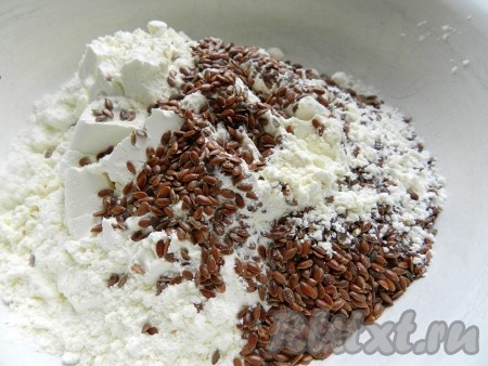 Соединить сухие ингредиенты печенья - муку, разрыхлитель, соль, сахар, и семена льна.