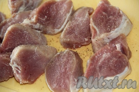 Свинину нарезать на кусочки (мелко нарезать не нужно). Можно мясо отбить, можно просто прижать кулаком или ладонью. Посолить и поперчить каждый кусочек свинины с двух сторон по вкусу.
