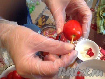 Прокалываем зубочисткой место плодоножки. Эту процедуру проделываем со всеми помидорами. Такой метод сохранит кожицу помидоров целой и они будут красиво смотреться в баночке! 
