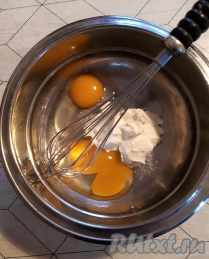 Для приготовления заливки яйца взбить венчиком со сметаной.
