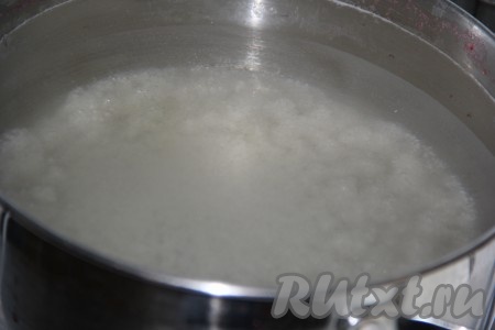 В кастрюлю налить 2,5 литра воды, всыпать сахар, отправить на огонь и дать сиропу закипеть.
