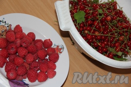 Перебрать красную смородину и малину, убрать испорченные ягоды, веточки и листья. Промыть ягоды под проточной водой.
