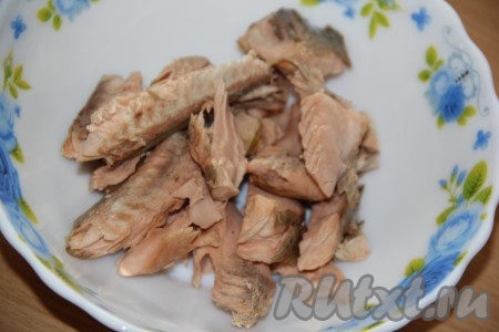 Отделить мякоть от костей. Выложить мякоть горбуши в глубокую миску. Для приготовления паштета по этому рецепту понадобится 300 грамм филе рыбы.
