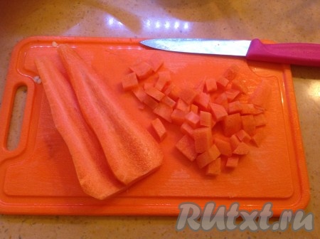 Очищаем и нарезаем морковь. Добавляем её к индейке. Перчим.