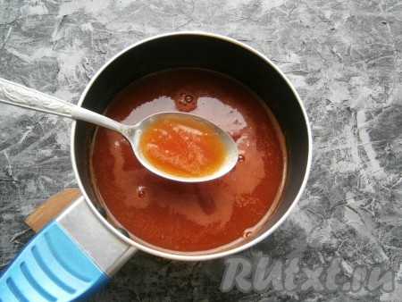 Воду из банки с огурчиками слить в раковину и снова залить огурцы кипятком на 5-6 минут. Воду с томатной пастой довести до кипения.
