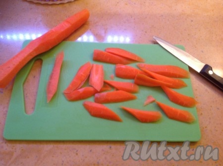 Очищенную морковку нарезать соломкой с острым краем. Очистить и нарезать чеснок таким же способом.
