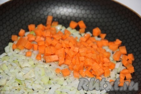 Морковь очистить, нарезать на мелкие кубики (можно натереть на тёрке) и выложить в сковороду к луку.
