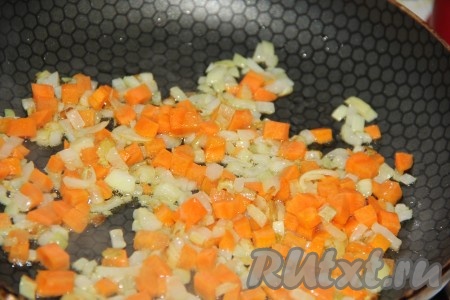 Обжарить на среднем огне морковку с луком в течение 3-5 минут, иногда перемешивая. 
