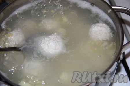Фрикадельки опустить в кипящий бульон с булгуром и картошкой. После закипания уменьшить огонь и варить суп минут 15.
