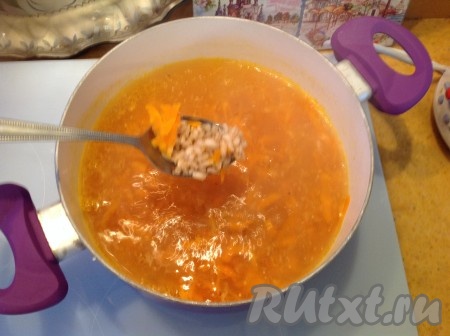 В бульон с морковью добавляем шампиньоны, обжаренные с луком, и варёную перловку.