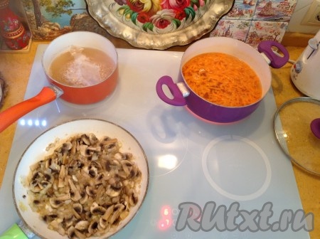 Таким образом, у нас одновременно готовятся - перловка, грибы и бульон с морковью.