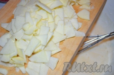 Яблоки, очищенные от кожуры, нарезаем тонкими ломтиками, добавляем в тесто.
