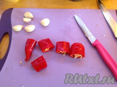 Очистить чеснок и нарезать перец чили.
