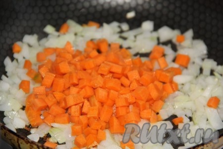 Морковь нарезать на кубики (можно натереть на тёрке), добавить в сковороду с луком.
