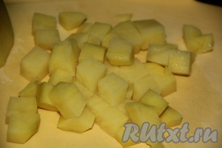 Картофель, лук и морковь очистить. Картошку нарезать на кубики.
