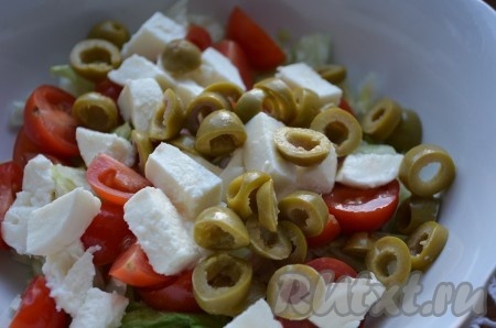 Зеленые оливки порезать тонкими кружочками и добавить в наш салат.