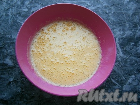 Яйца с солью и сахаром взбить миксером в течение 3-4 минут (должна получиться пышная, светлая масса).
