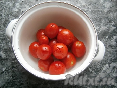 Вымыть помидоры, на каждом помидорчике сделать сверху крестообразный надрез, сложить в кастрюлю.

