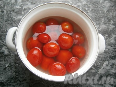 Залить помидоры кипятком и оставить их на 5 минут.