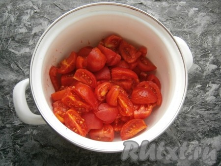Снять с помидоров кожицу и нарезать их на части, сложить в кастрюлю.
